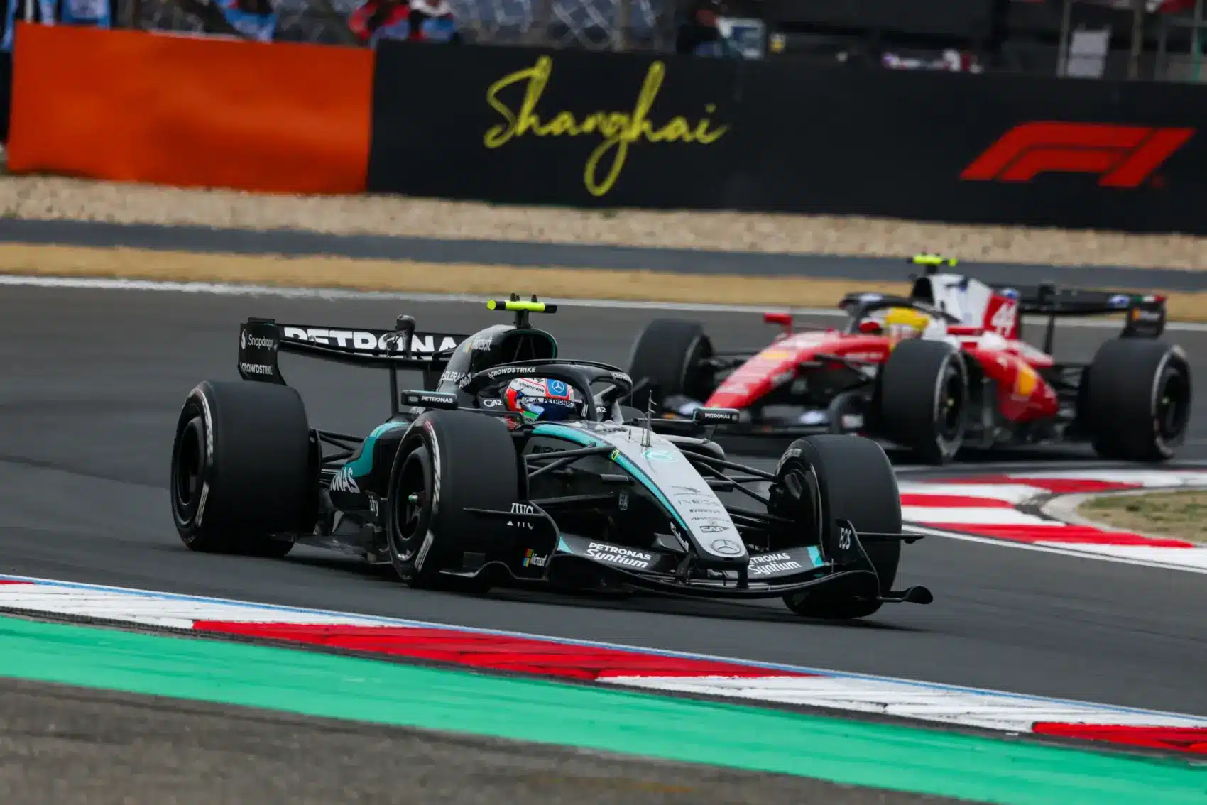 Antonelli életében először nyert az F1-ben, Hamilton végre dobogót ért el a Ferrarival