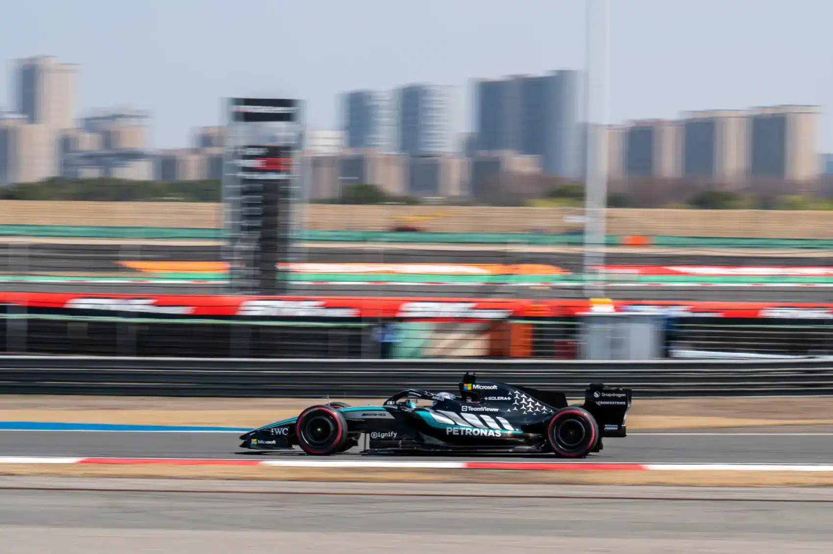 A Ferrari a különleges szárnnyal sem tudta megközelíteni a Mercedest a Kínai Nagydíj nyitányán