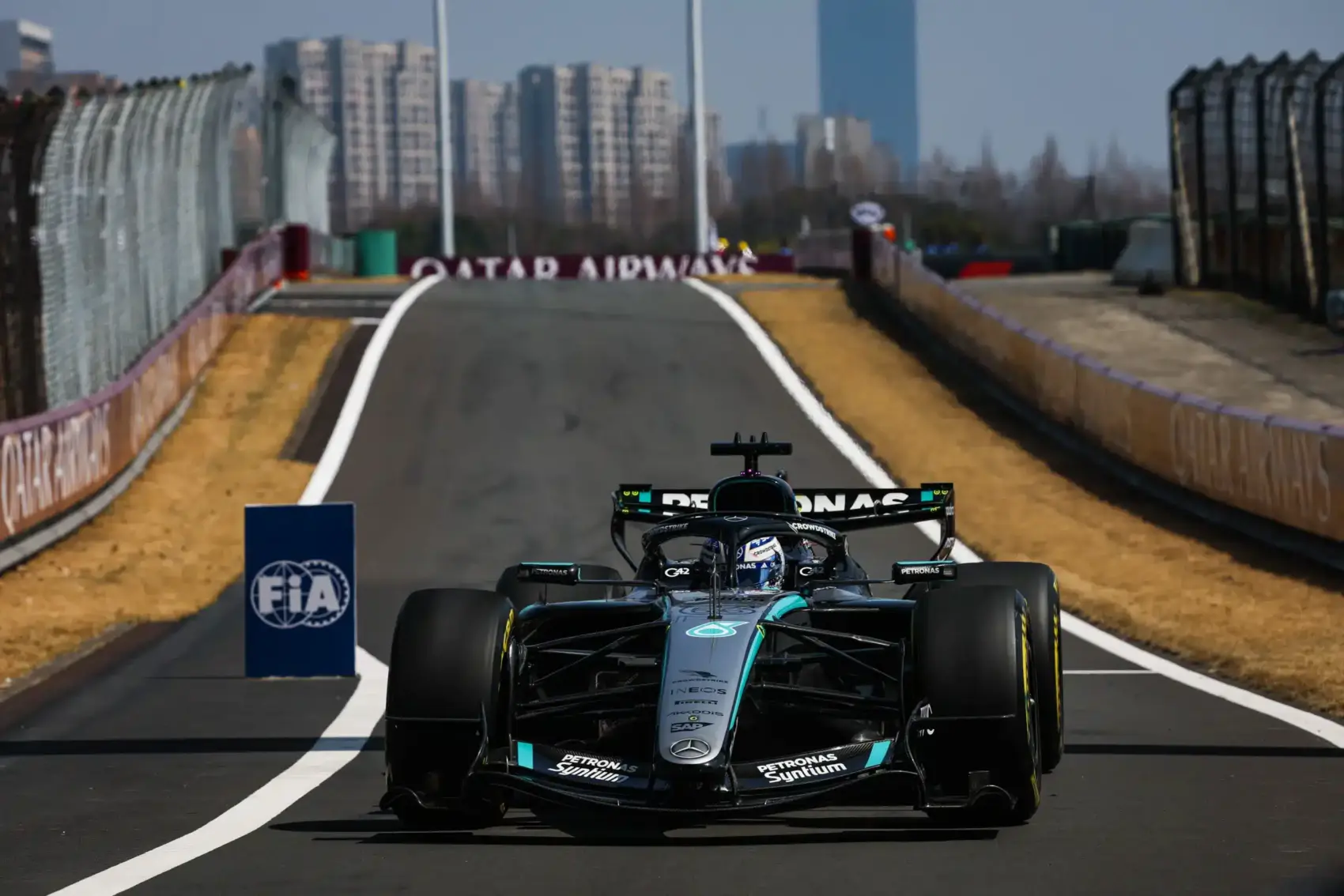 Russell megint oktatta a mezőnyt, Norris megelőzte a Ferrarikat