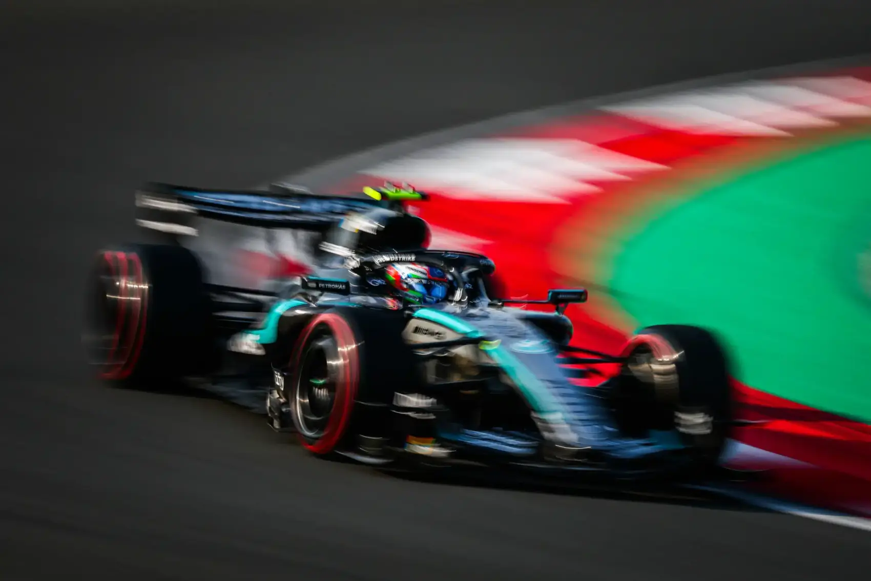 Russell alatt megállt a Mercedes, Antonelli minden idők legfiatalabb pole pozíciósa lett Kínában