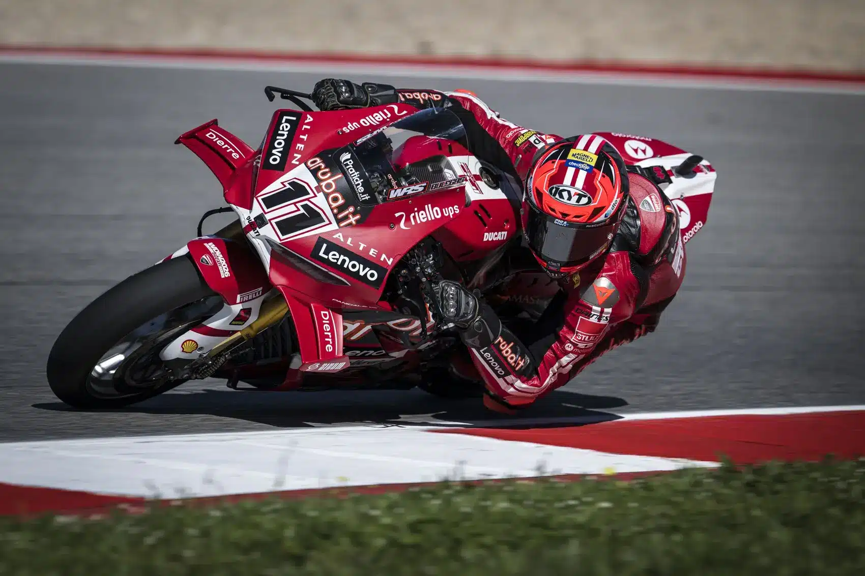 Bulega sima győzelmet aratott Montella bukása után, Oliveira behúzta első Superbike-vb-dobogóját