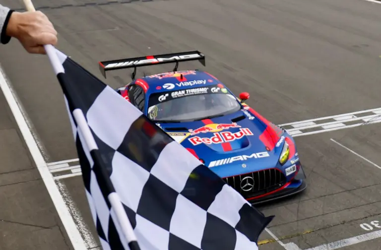 Megállíthatatlan: Verstappen hatalmasat csatázott, majd egy perc előnnyel ért célba a Nordschleifén (FRISSÍTVE)