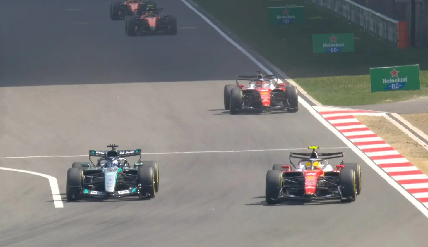 Hamilton az élre lőtt, de Russell végül megnyerte a sprintcsatát a Ferrarik ellen Sanghajban