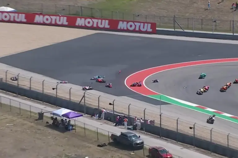 Tömegbalesettel indult, Agius győzelmével ért véget a megszakított Moto2-es futam Austinban