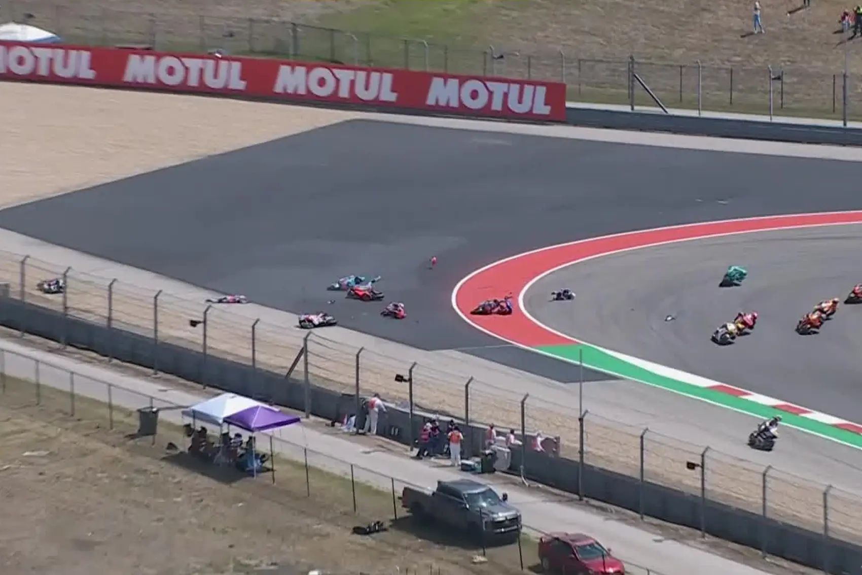 Tömegbalesettel indult, Agius győzelmével ért véget a megszakított Moto2-es futam Austinban