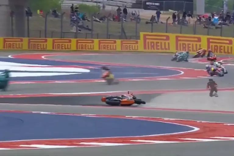 Baleset és piros zászló miatt csúszik a MotoGP sprintje, a Moto2 és a Moto3 is körrekordot hozott