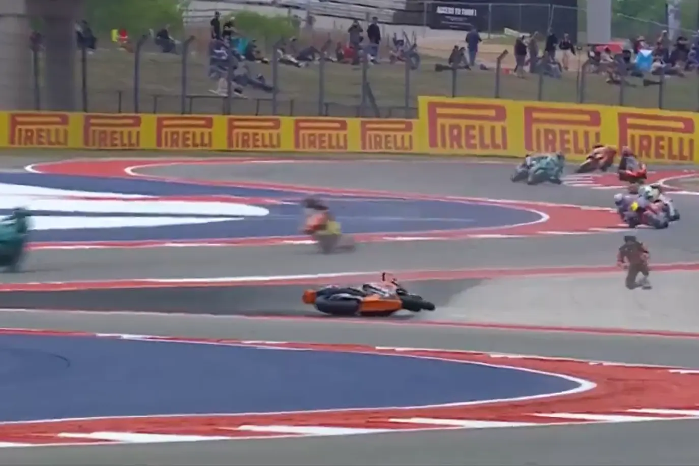 Baleset és piros zászló miatt csúszik a MotoGP sprintje, a Moto2 és a Moto3 is körrekordot hozott