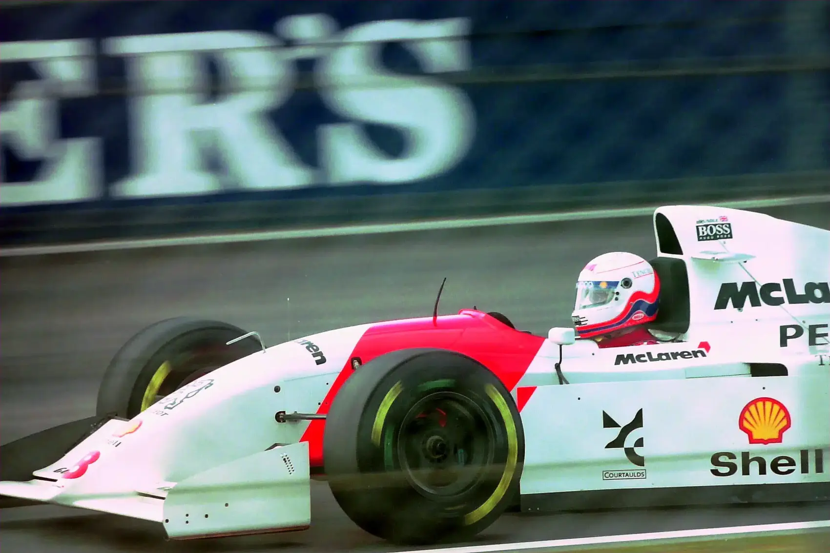 Majdnem meghalt, majd négykézláb kúszott vissza a bokszba a Verstappen apja által fejen talált F1-es pilóta