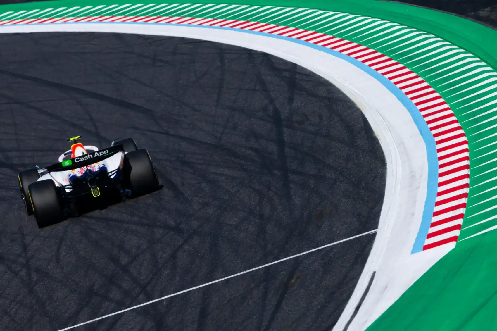 A hétvégén megnézhetjük, hogyan heréli ki az új F1 a sportág egyik legendás kanyarját?