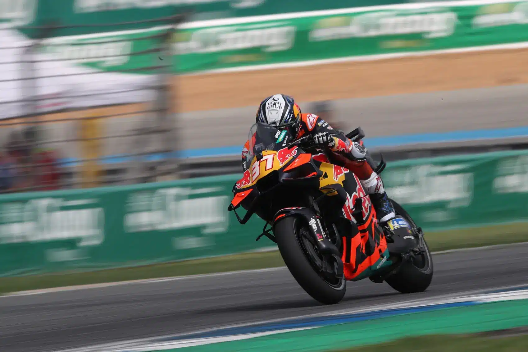 Acosta rámutatott, két kulcsterületen is hátrányban van a KTM a riválisokhoz képest