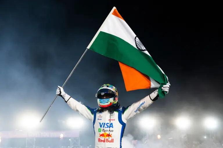 Harmadik szemet kapott nagyanyjától a hősei ellen harcba szálló F1-es versenyző