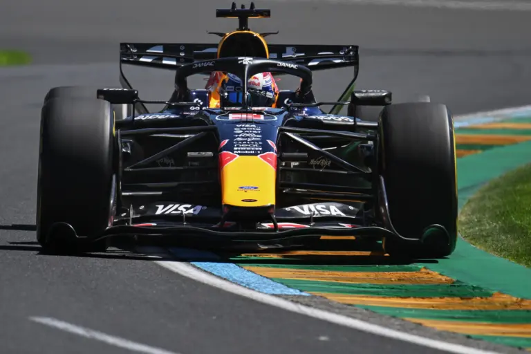 Verstappen a Red Bull egy részét a kavicságyban hagyta, de nem ez volt a legnagyobb baja