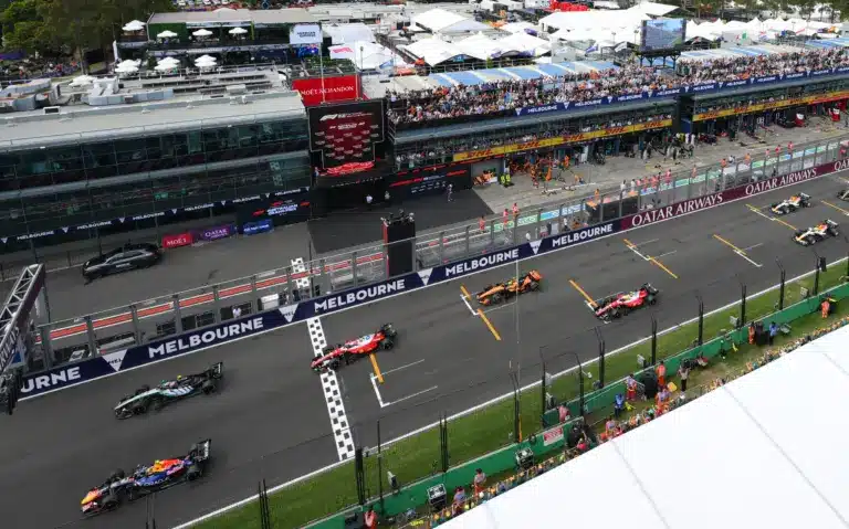 Visszatértek az F1-be a 80-as évek rajtjainak izgalmai, és a versenyzők szerint ez így nem mehet tovább