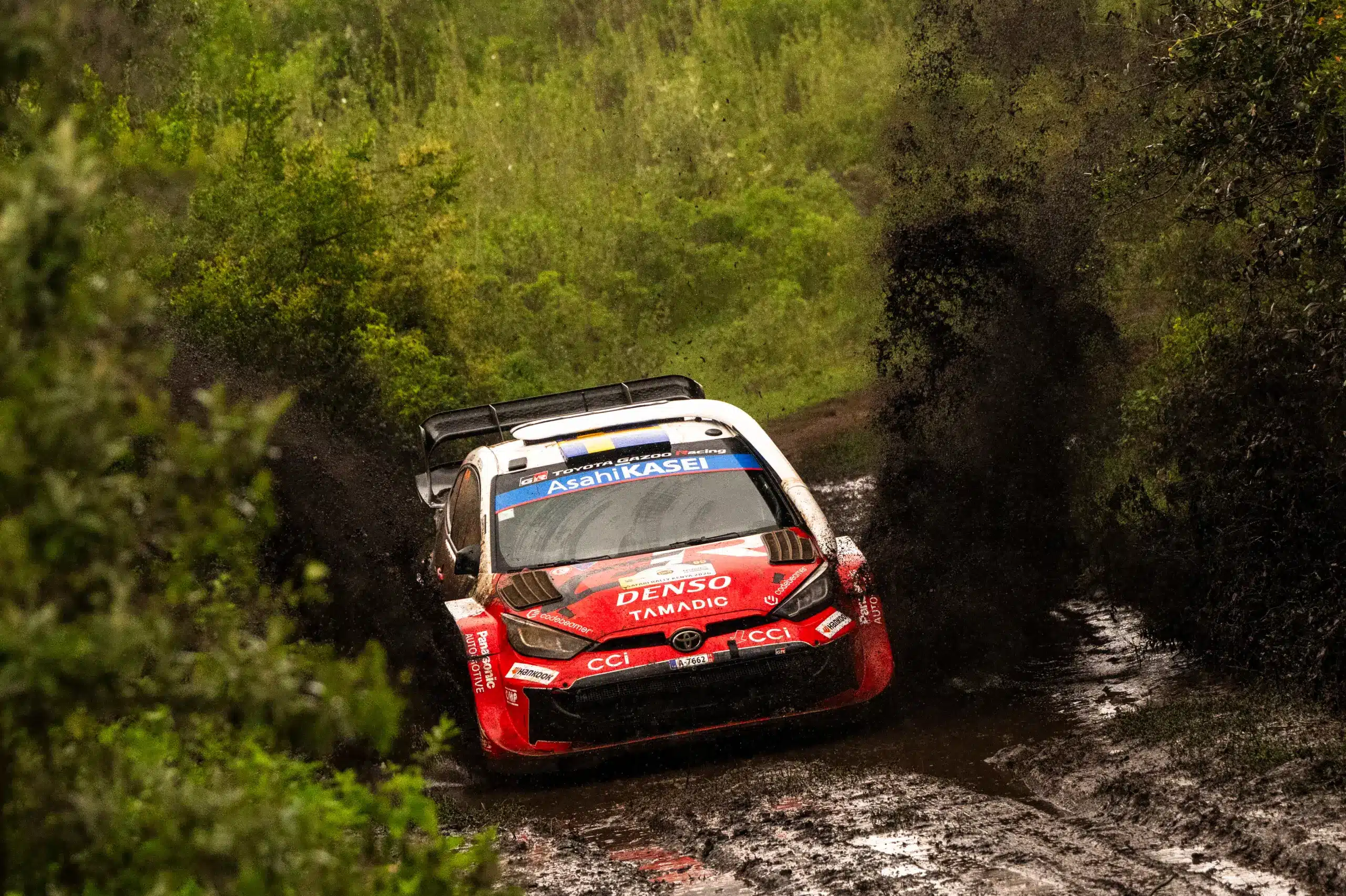 Solberg vezet, Ogier ismét beszállt, Evans kiesett a mocsárban, kérdéses a délutáni folytatás