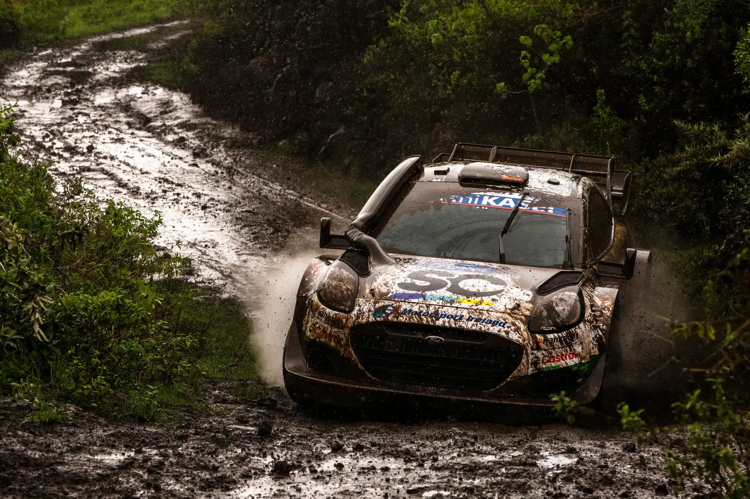 Bajba került Armstrong, Ogier tovább támadott