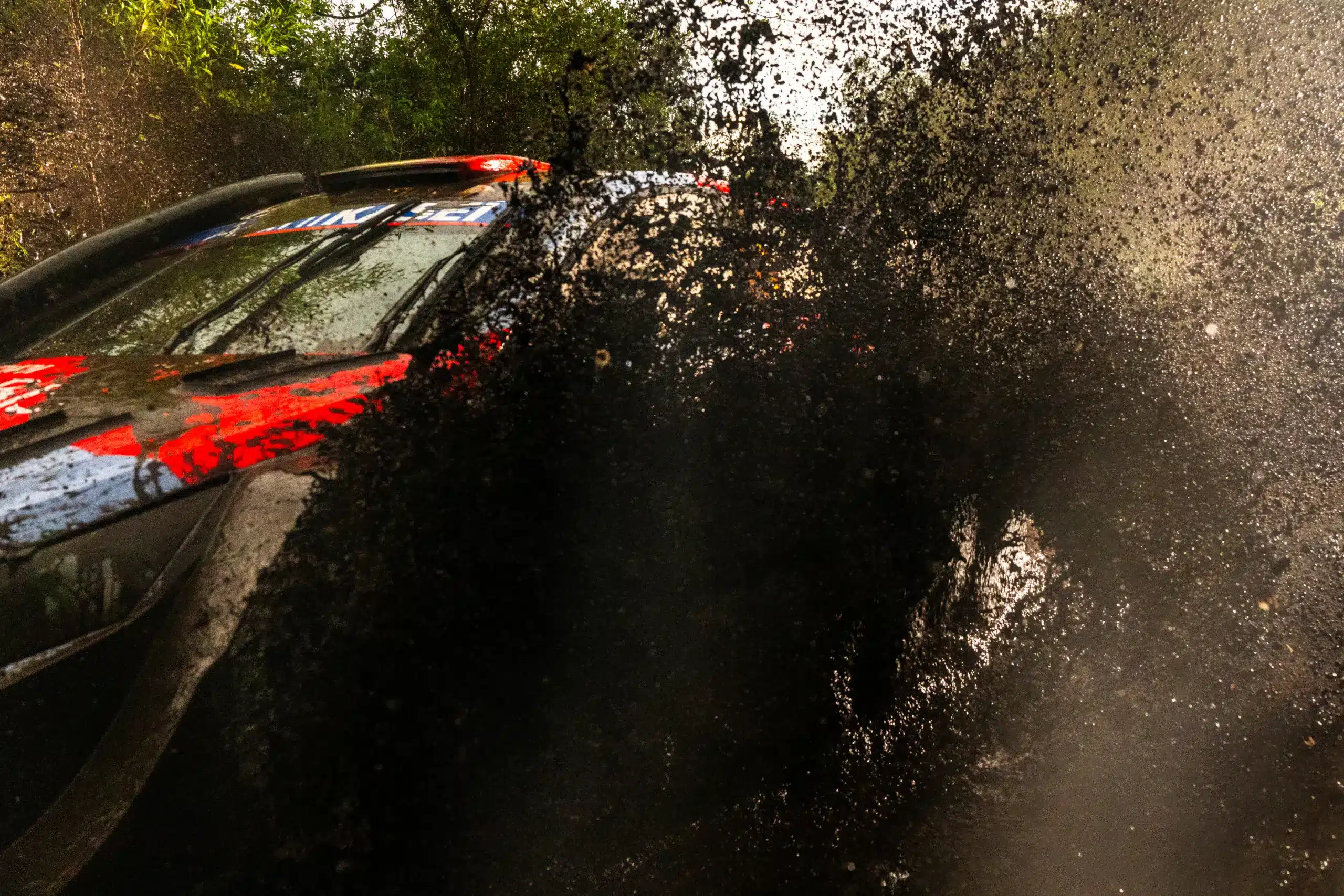 Fourmaux szakaszt nyert, Neuville három defekt után kiesett Kenyában