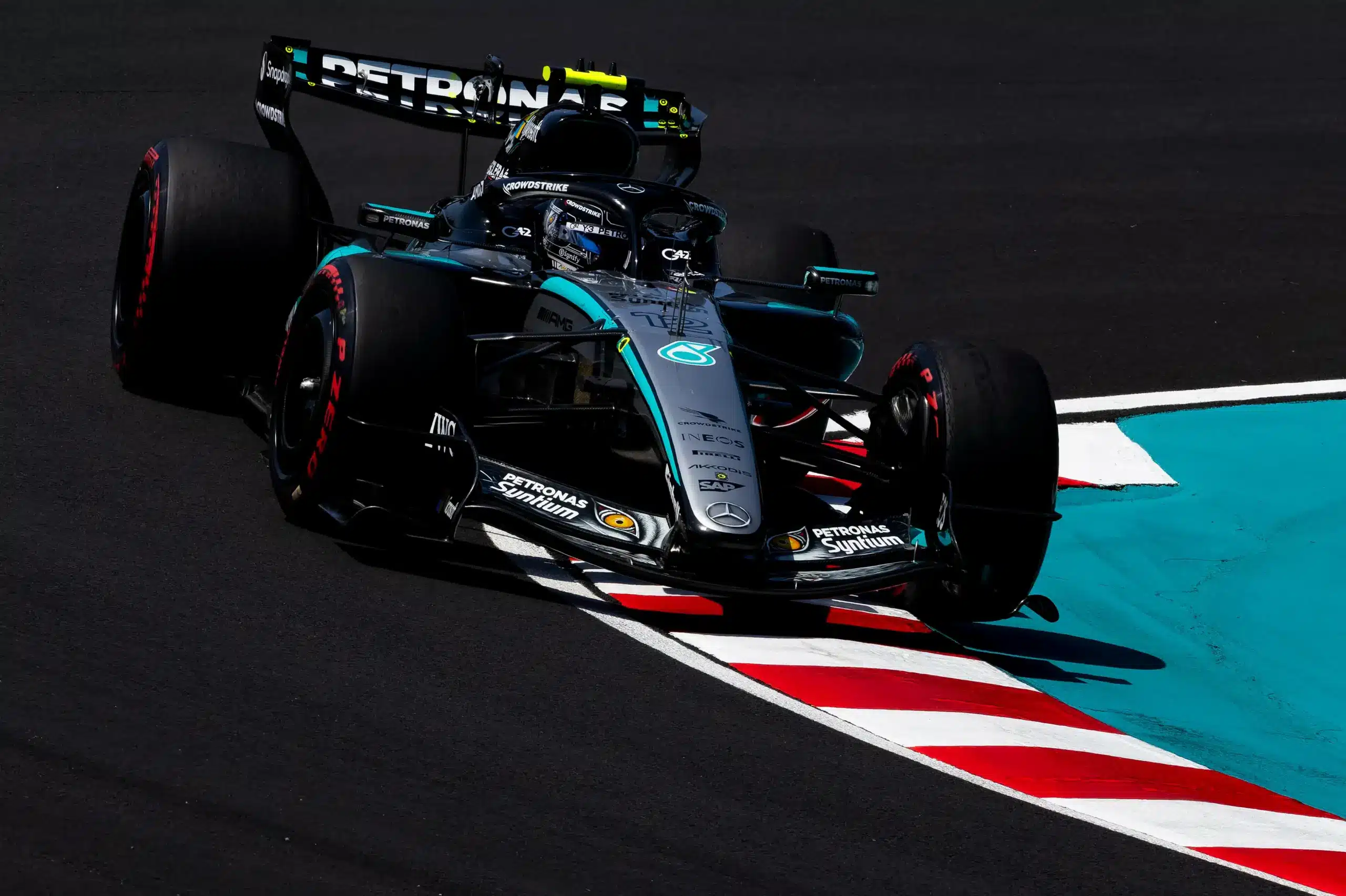 A Mercedes begyújtotta a rakétákat, Antonelli az élen a szuzukai időmérő előtt