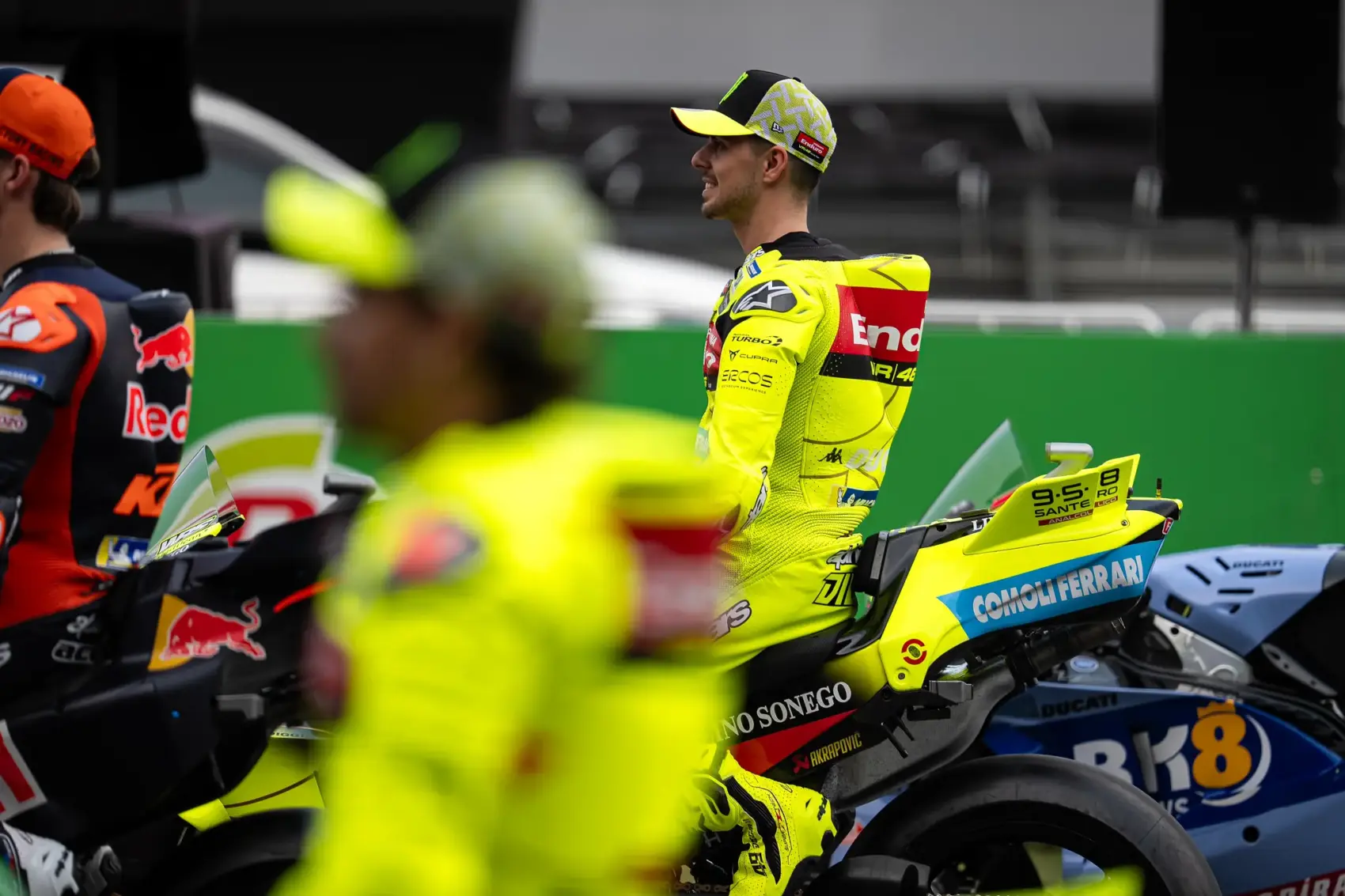 „Menjetek a p*csába” – így járatták április bolondját a MotoGP versenyzőivel (videó)