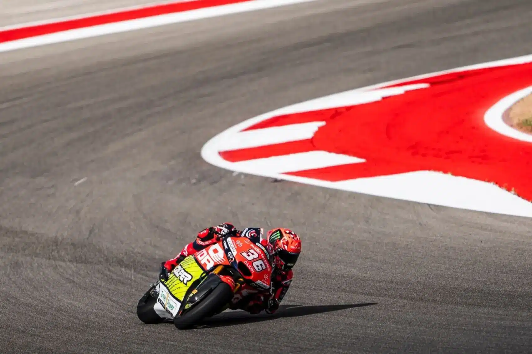 Hazatérhetett a Moto2-es tömegbalesetben súlyosan megsérülő Piqueras, aki nem csak combcsonttörést szenvedett (FRISSÍTVE)