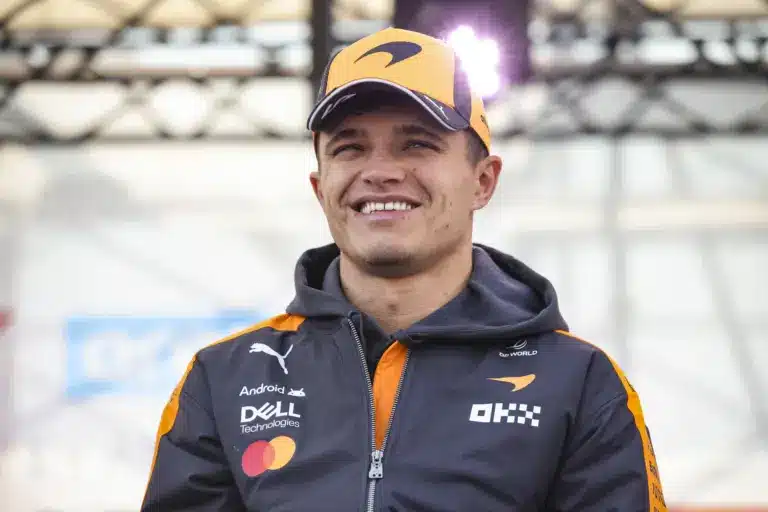 Vagy mégsem szakított, vagy újra összejött Norris és modell barátnője?