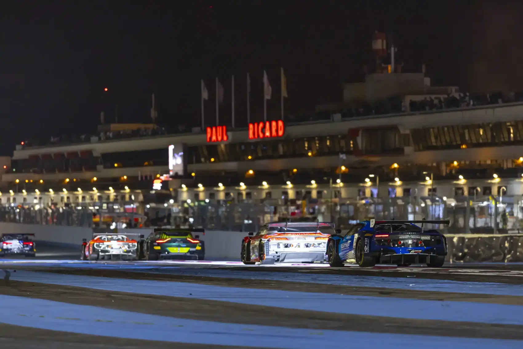 Több mint 8 perc büntetés, 12 körös hátrány – folytatódott az F1-es pilóta szenvedése