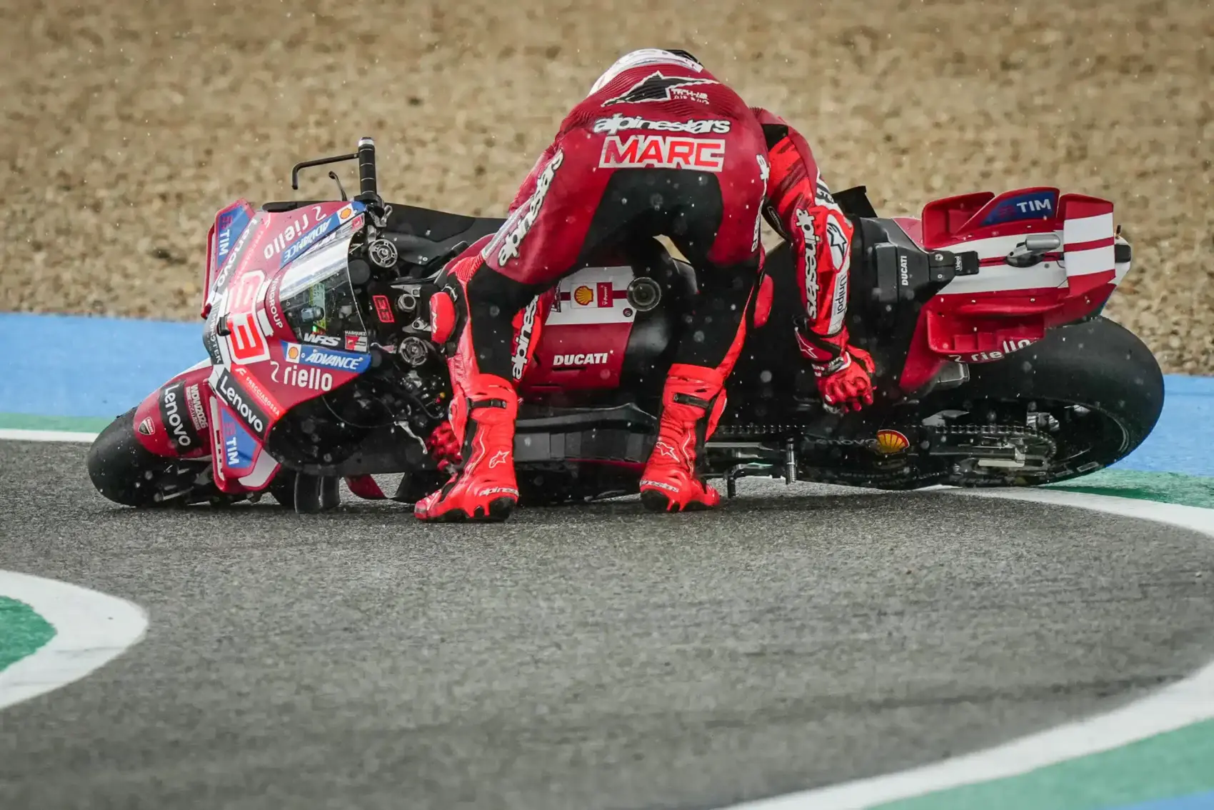 Egyszerű okból úszta meg a büntetést Marc Márquez, akinek öccse akaratlanul szúrt ki Bezzecchivel