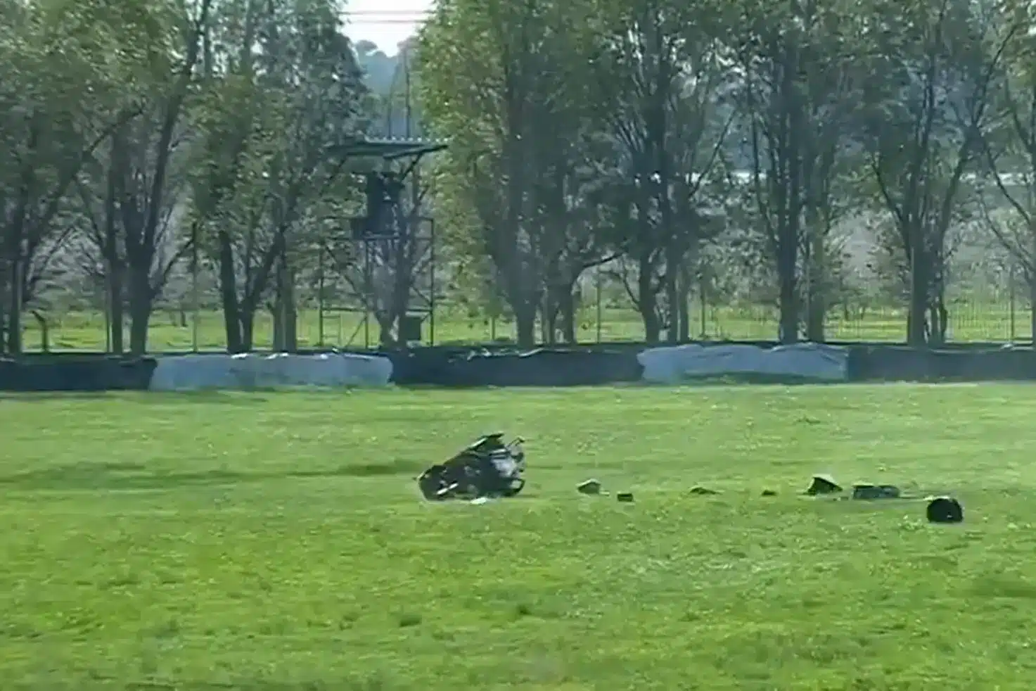 Horrorbaleset a köbön: hatszor (!) fordult át a tengelye körül és rommá tört a versenyautó (videó)