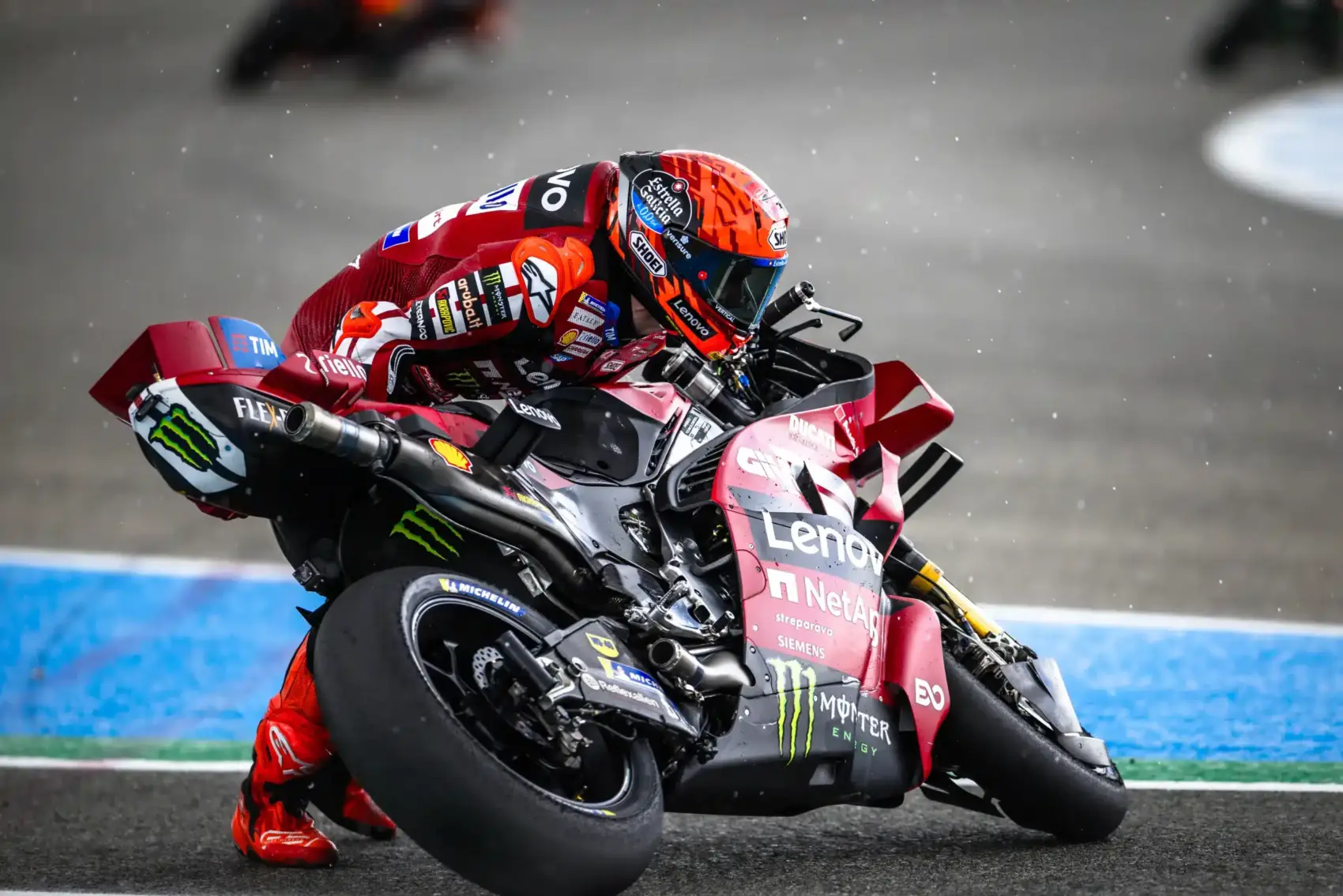 Egészen hihetetlen: Marc Márquez bukás és egy kérdéses manőver után nyerte a kaotikus sprintet