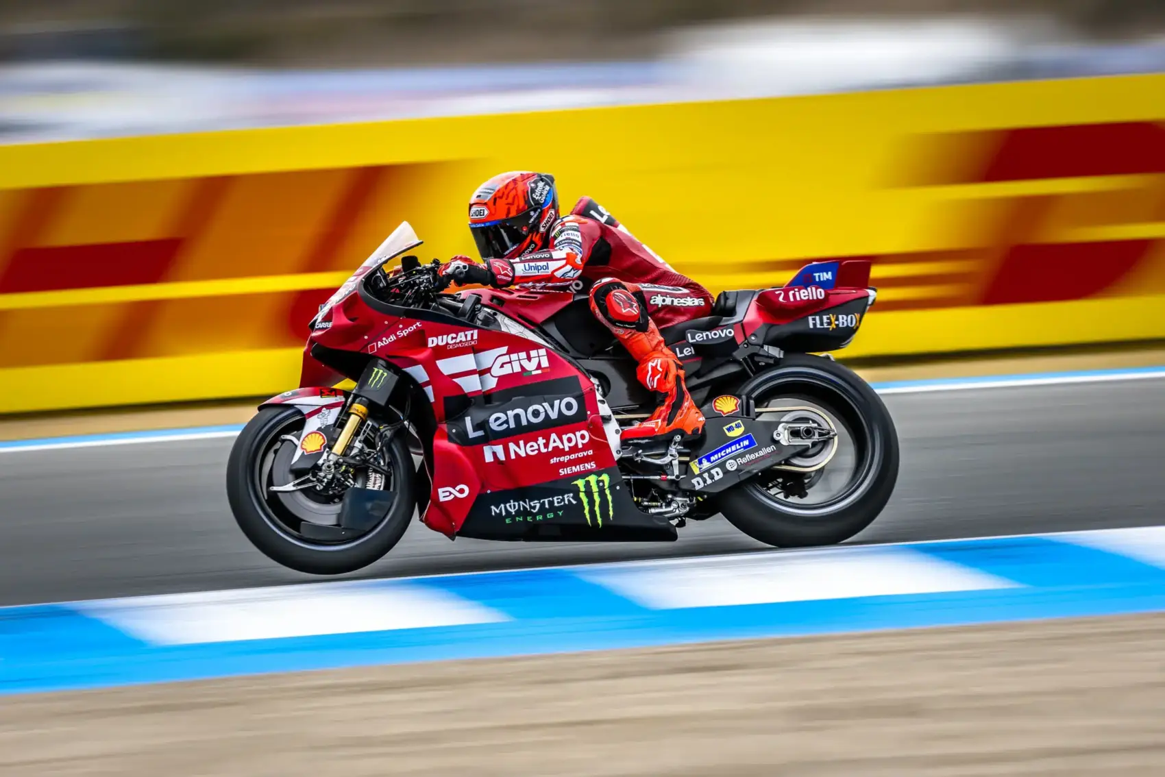 Egészen hihetetlen: Marc Márquez bukás és egy kérdéses manőver után nyerte a kaotikus sprintet