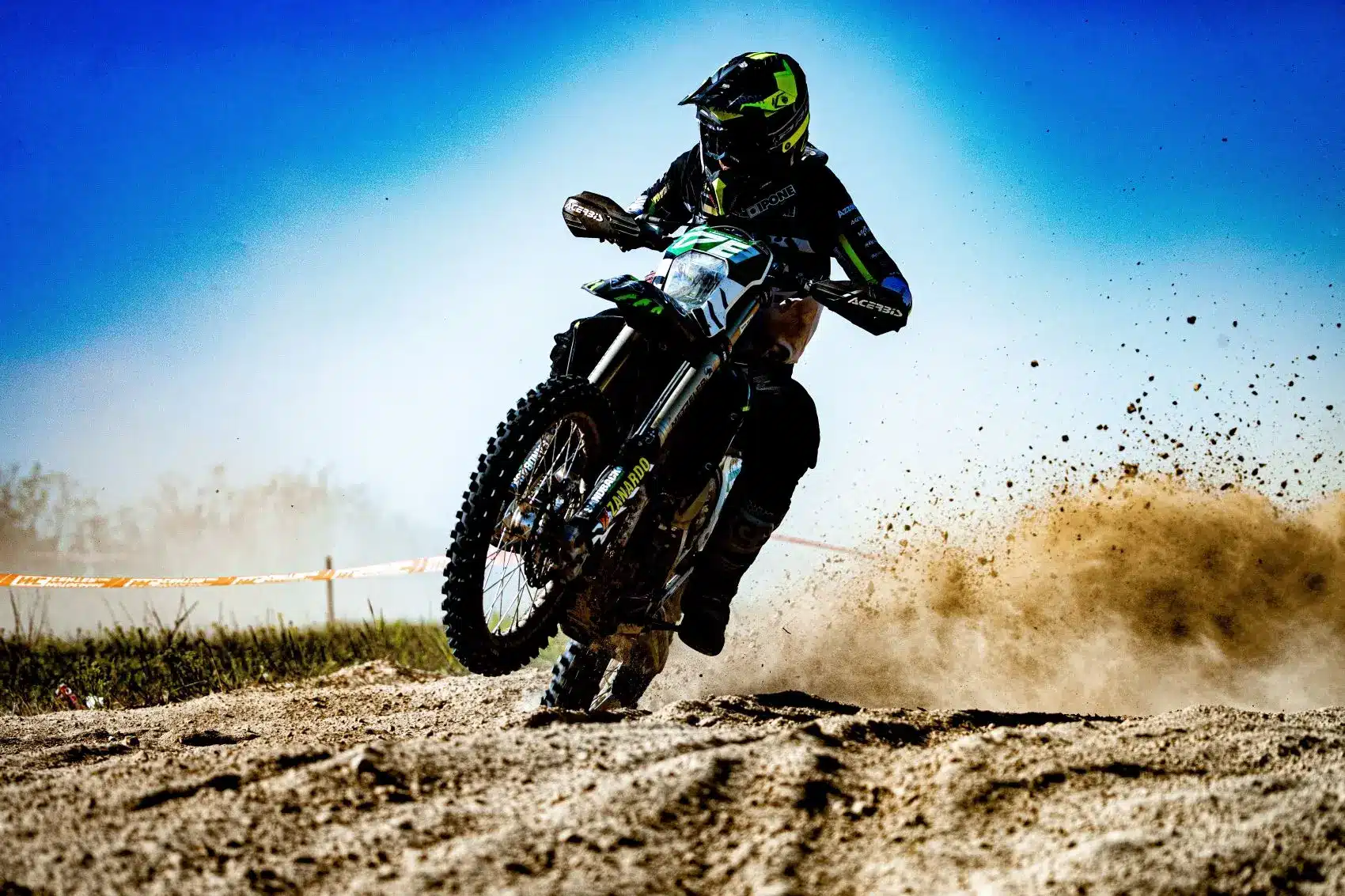 A Himnusz is felcsendült Tamásiban: Liszka Roland kettős győzelemmel kezdte az enduro-Eb-t