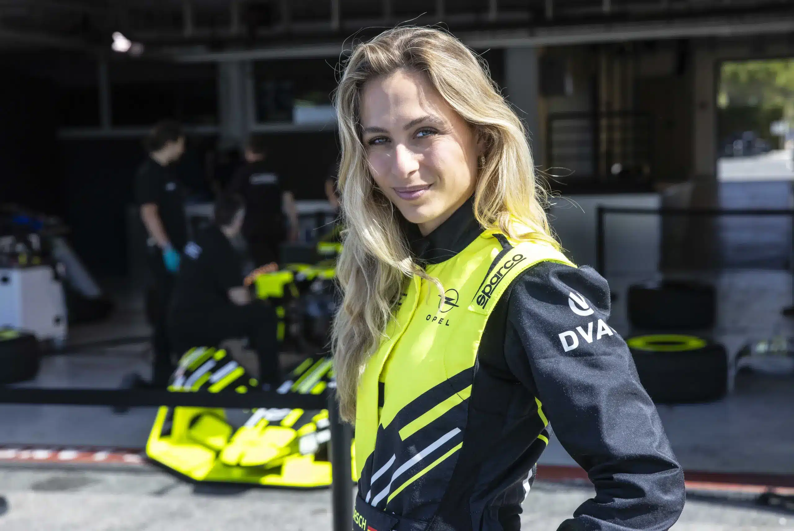 Női tesztpilótával debütált az Opel több mint 800 lóerős elektromos szörnyetege