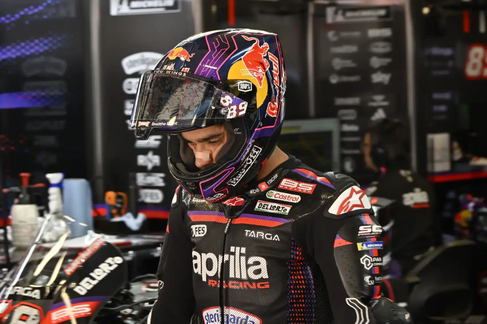 Lökdösődés az Aprilia-garázsban – Martín sajnálja, amit tett