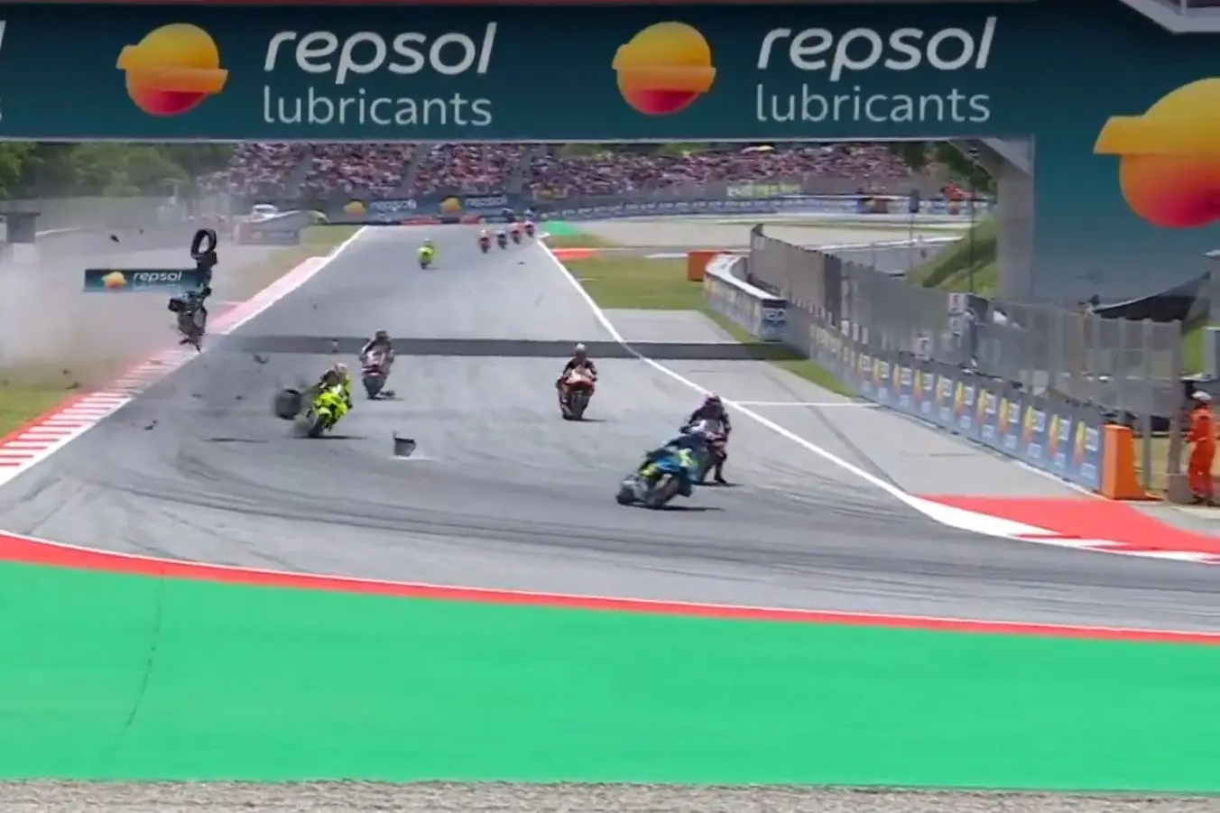Iszonyatosan nagy bukás, Álex Márquez nekiment Acosta lelassuló motorjának, majd hatalmasat esett