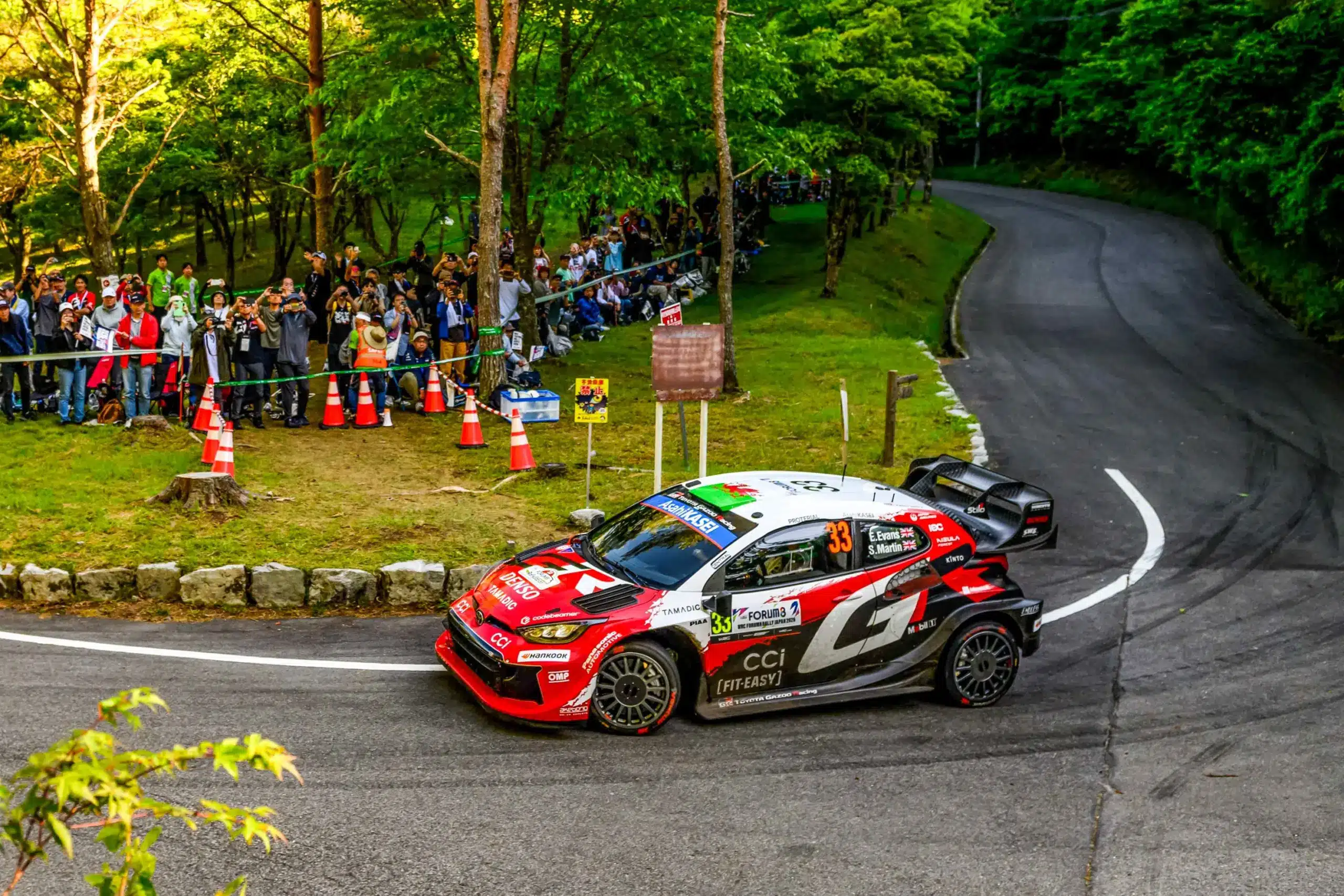 Ogier közeledett a rekordhoz, Solberg mentette a menthetőt, de a bajnoki éllovas nyert Japánban
