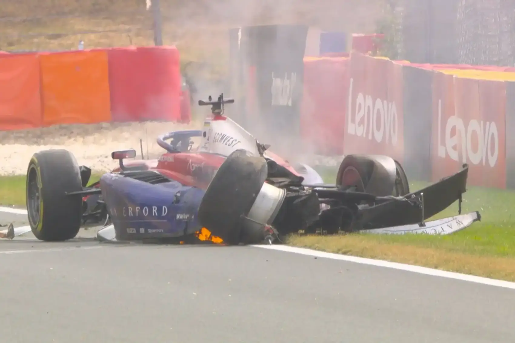 Csúnya baleset miatt piros zászlóval kellett félbeszakítani az F1 előszobájának spái főfutamát