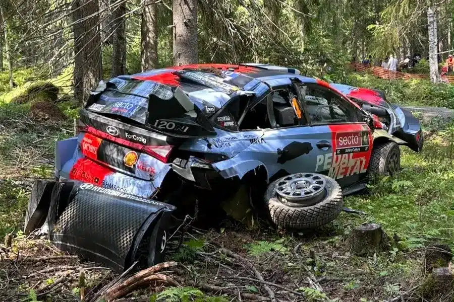 Délelőtt egy borulás, délután az eső borzolta a kedélyeket a Finn Rally pénteki napján, Ogier vezet
