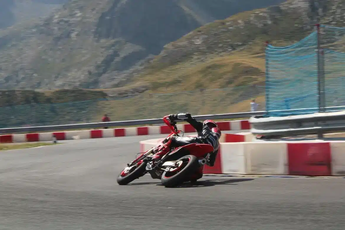 Több mint két hónappal súlyos sérülése után ismét motorra ült a világbajnok (képek, videó)