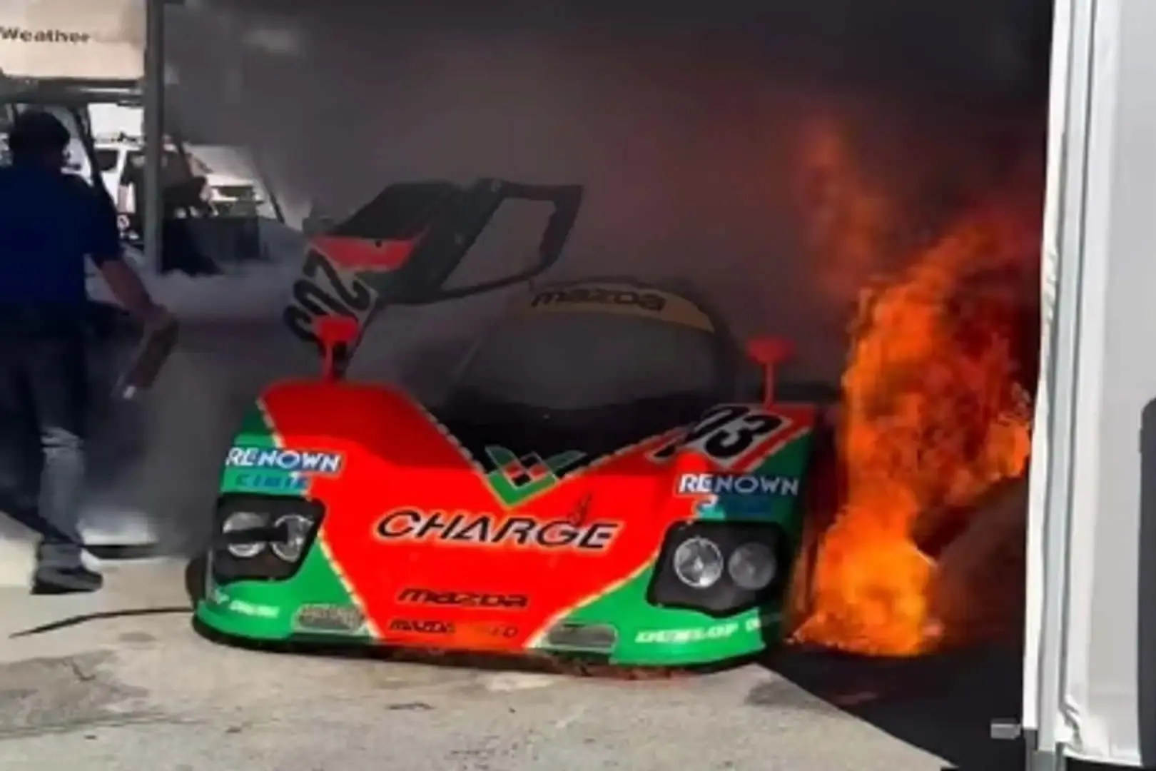 Ijesztő képsorok: kigyulladt a Le Mans-i kategóriagyőztes autó (videó)