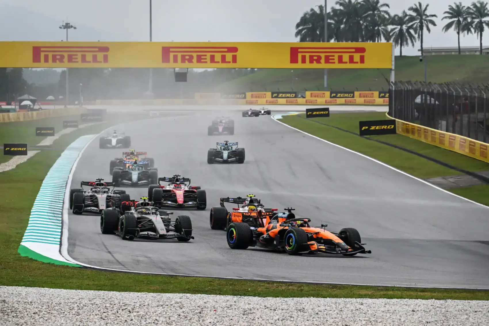 Forma-1, Oscar Piastri, McLaren, Gabriel Bortoleto, Nico Hülkenberg, Audi, Lewis Hamilton, Ferrari, Bahreini Nagydíj 2026, futam