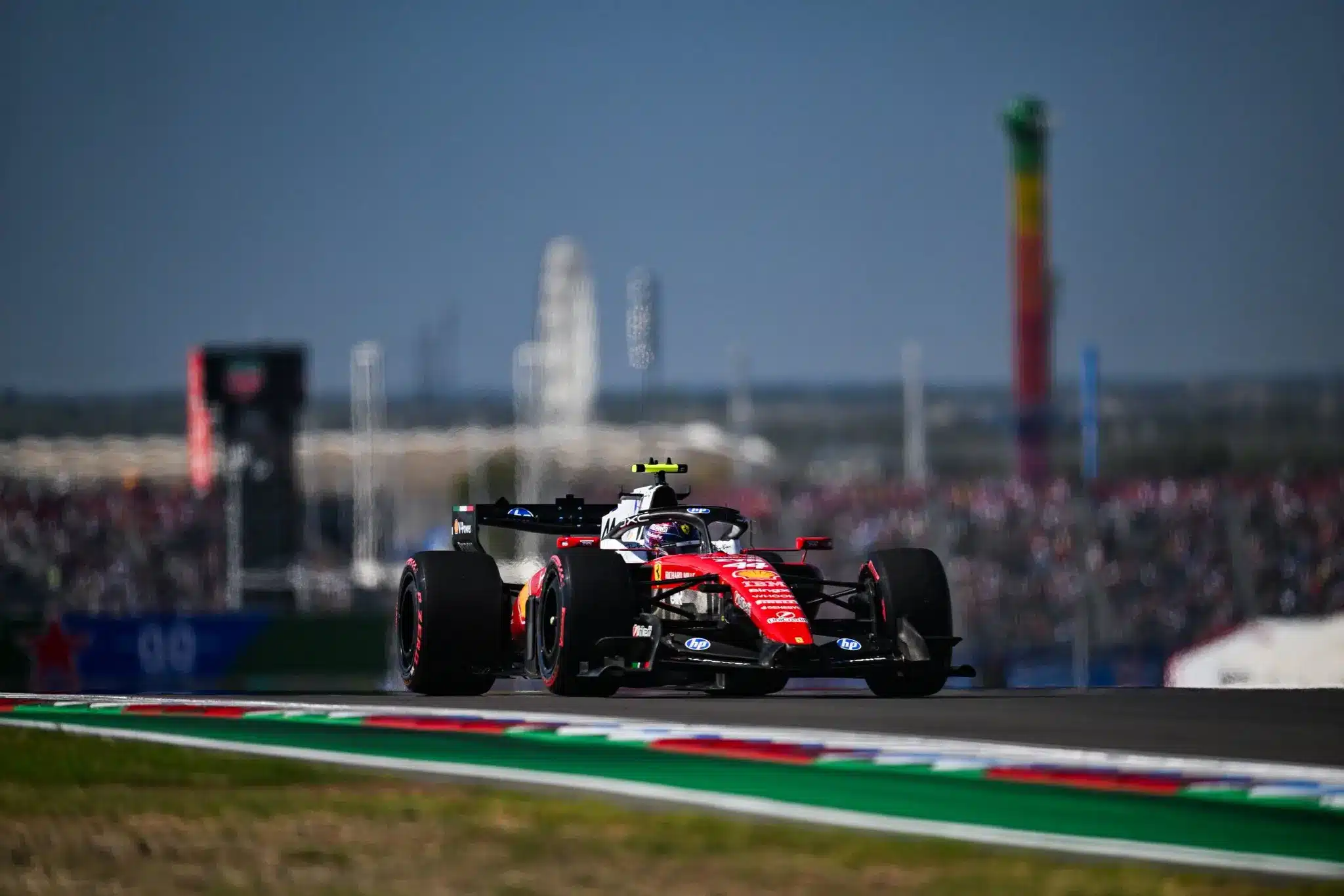 Hamilton tette teljessé a Ferrari edzéssöprését Austinban