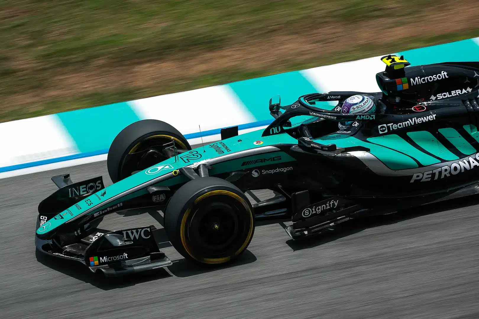 Ezért ennyire lassú a Mercedes Malajziában