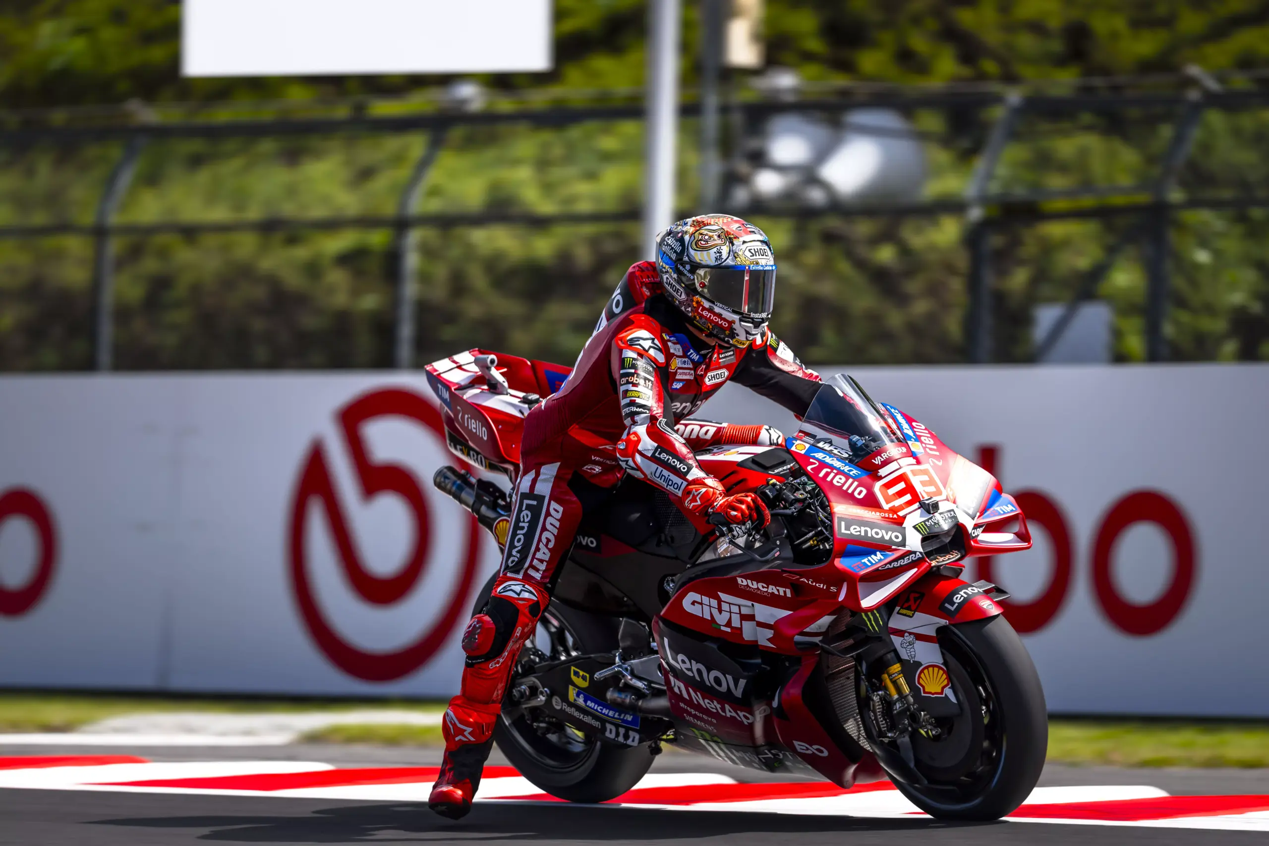 Marc Márquez nyert, testvére balesetet okozott, Martínt a leintés után büntették